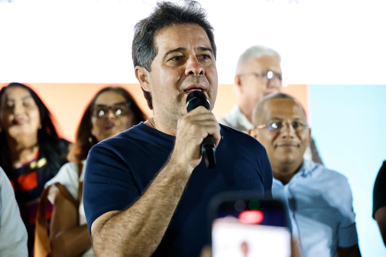 O prefeito Evandro Leitão fala ao microfone durante o evento